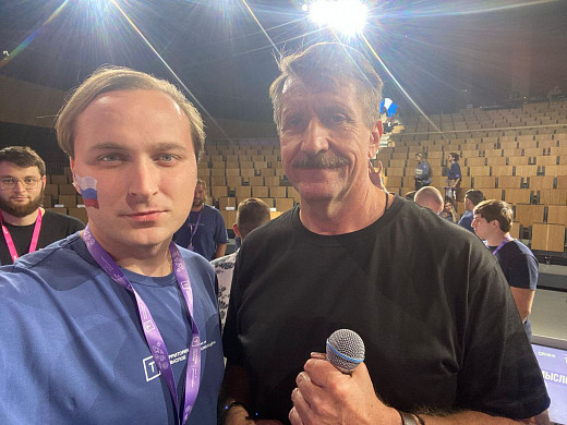 Наволокский депутат рассказал на всероссийском форуме, как собирает гумпомощь на СВО